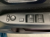 【パワーウィンドウスイッチ】ワンタッチで、パワーウインドウやドアミラーを操作できます。
