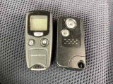 スマートキーを装備しています。鍵を差し込むことなくドアロックの開け閉めと、スタートボタン操作でのエンジンスタートができます。加えて、純正リモコンエンジンスターター用の操作キーもついています。