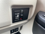 運転席から片側のスライドドアを開けられます!