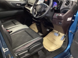 【ベンチシート】運転席と助手席の移動もスムーズ!狭い駐車場での乗り降りや、お子様の乗り降りにも便利です。座席の間にコンソールボックスやドリンクホルダーがないため、車内空間が広く感じます。