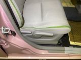 手動のレバーを使って、シートの高さや背もたれの角度を変えることができます。