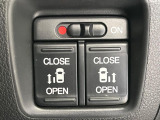【両側パワースライドドア】スマートキーや運転席のスイッチで後席両側スライドドアの開閉が可能♪電動だから力を入れてドアを開ける必要が無く、小さなお子様でも簡単に開け閉めでき快適です♪