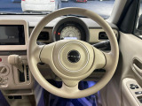インテリアに合わせたデザインのステアリングは、運転される方のことも考え、運転しやすい形状、大きさです。是非一度、実際に触ってお確かめください。