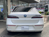 スタイリッシュに研ぎ澄まされたリアビュー。LEDライトがより引き締まったスタイルを実現。急ブレーキ時にはハザードランプ自動点灯し後続車への注意を促します。