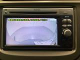 ギヤをR(バック)に入れるとナビの画面に後ろの映像が映るリアカメラ付です。後退時、コンディションが悪い視界でもカラーバックモニターがドライバーをサポートします。