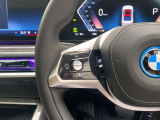 【ハンドル】ドライバーとBMW車の一体感がダイレクトに伝わるステアリングホイール。形状・太さへの拘りに加えて、操作性を高める為にスイッチ類も配置。クイックかつ安定のドライビングを体感下さい!