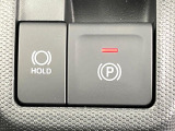 【電動パーキングブレーキ】パーキングブレーキは便利な電動式!ボタン一つで操作でき、アクセルを踏めば自動で解除されます♪レバーやペダルが無いので運転席廻りもすっきりしますね♪