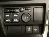 両側電動スライドドアは運転席から操作ができます。VSA解除などのメインスイッチも装備し、電動格納付きパワーミラーの操作スイッチや左右のサイドミラーの角度調節も微調整ができます。