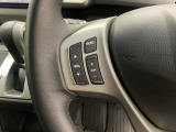 ステアリングスイッチがついていますので、オーディオのチャンネル変更、ボリューム、ジャンル変更が操作可能です。ハンドルから手を離さず安全に操作できます。