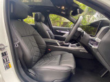 【コックピットシート】BMW車の主役席。車体中央にくる様に配置し車両重心とが一致する事でドライバーと車との一体感あるドライビングを実現。人間工学に基づき形成した形状が長時間のドライブ疲労も軽減します!