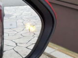 BSM(ブラインドスポットモニター)装備。後方の死角から来る二輪車や自動車を感知してお知らせ、不意の巻き込み事故防止・軽減してくれます。