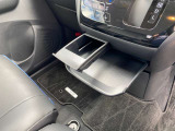 インストセンターロアBOX・グローブBOX・カップホルダー付きインストセンタースライドトレイ等、車内に持ち込んだ小物やドリンクが片付く収納も充実です。