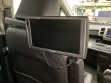 リア席モニター(Aftermarket品)が付いています。