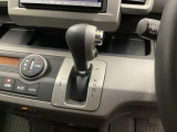 CVT車のセレクトレバーです。低速から高速まで、変速ショックのないスムーズな走りを実現するとともに、エンジン効率のよい領域を維持することで燃費にも貢献します。