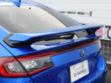 人気の用品テールゲートスポイラー装着済!エンブレムは黒に換装済です!掲載中でも店頭で商談中あるいは売約済みになっているケースもございますので、お急ぎの場合はお電話ください!!