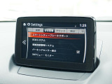 こちらのお車には先進安全装備が多数搭載されています。衝突被害を回避あるいは軽減するためのブレーキや、後方死角からの接近警報、車線逸脱を防止する警報装置など、詳しくはスタッフまでお尋ねください。