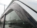 雨の日の換気に便利なドアバイザー付きです。