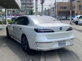 【前後重量配分50:50】重たいエンジンを出来るだけ車両中央に配置し搭載。重たいバッテリーをあえてトランク下部に配置し前後バランスを考えた設計。すべてBMWの「駆け抜ける歓び」を体感頂く為の拘りです!
