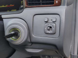 電動格納式ドアミラー装備です。 運転席から左右のドアミラー格納やミラー調整が可能で、くもりを防ぐヒーテッドドアミラータイプとなります。