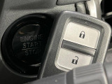 【Hondaスマートキー】カバンやポケットに入れたままでもドアの施錠・解錠が可能なスマートキーを装備。エンジンのオン・オフ時もカギを取り出す必要が無いからとっても便利です♪