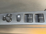 【電動格納ミラー】サイドミラーは電動格納式となっており、狭い駐車場でもキズがつくリスクを抑えられます。