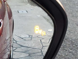 {ブラインドスポットモニター}隣の車線を走る車両をレーダーで検知し、ドアミラーに搭載されたLEDインジケーターが点灯し注意を喚起してくれます。