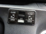 挟み込み防止機能付きパワースライドドアを両側に装備しています。ワンタッチで簡単に開閉ができるスイッチが付いているので、買い物で手荷物を抱えている時などに便利です。