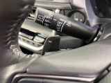 【パドルシフト】ハンドルから手を離さずに素早くシフトアップ&ダウンができるので、エンジンブレーキを使う下り坂や高速道路の合流で加速したい場面で役立ちます。