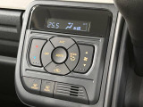 【オートエアコン】一度お好みの温度に設定すれば、車内の温度を検知し風量や温度を自動で調整。暑い…寒い…と何度もスイッチ操作をする必要はありません。快適な車内空間には必須の機能ですね♪