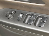 【電動格納ミラー】サイドミラーは電動格納式となっており、狭い駐車場でもキズがつくリスクを抑えられます。