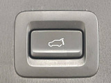 【パワーバックドア】スマートキーや運転席のボタンを押すだけでリアゲートが自動で開閉します!荷物を持っている時や、高い位置にあるバックドアを閉める際に便利な機能です♪