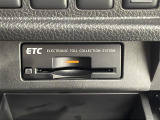 【ETC】有料道路を利用する際に料金所で停止することなく通過できる、ETC車載器(ノンストップ自動料金収受システム機器)が装備されています。セットアップを行うことで利用可能になります。