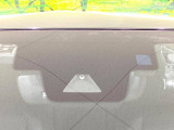 【プリクラッシュセーフティ】前方の車両等を検知し、衝突しそうな時は警報で注意を促し、ブレーキを踏む力をサポート。ブレーキを踏めなかった場合は衝突被害軽減ブレーキが作動、衝突回避をサポートします。