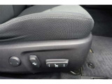 運転席にはパワーシートが付いております。パワーシートは指先1つで操作出来るためチカラの弱い女性の方でもシートに座ったまま操作出来ます♪