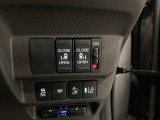 パワースライドドアの開閉はスマートキーのリモコンやドアノブは勿論、運転席側のスイッチ操作でも開閉ができ、安全・簡単です。