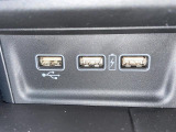 【充電用USB端子】スマホなどの充電に便利なUSB端子を装備しております。