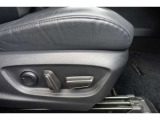 運転席にはパワーシートが付いております。パワーシートは指先1つで操作出来るためチカラの弱い女性の方でもシートに座ったまま操作出来ます♪