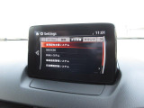 こちらのお車には先進安全装備が多数搭載されています。衝突被害を回避あるいは軽減するためのブレーキや、後方死角からの接近警報、車線逸脱を防止する警報装置など、詳しくはスタッフまでお尋ねください。