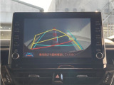 バックモニター付きです。車の後方に小型カメラが付いており、バックする際の後方の様子をモニター上に表示します。