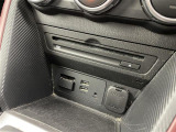 【CD/DVDプレーヤー/フルセグTV】オプションのCD/DVDプレーヤー/フルセグTVがついています!車内をより快適に!