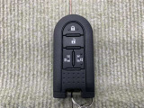 手荷物が多いときでも、スマートキーをバッグやポケットに携帯していれば、キーを取り出すことなくドアの解錠・施錠ができます