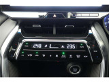★エアコンはオートタイプが装着済みです!オートモードにしておけば、車内温度を設定するだけで風の料や吹き出し口の切り替えを機械が行ってくれます!一年中快適な環境を作れますよ♪