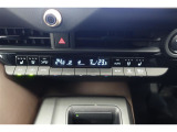 ★エアコンはオートタイプが装着済みです!オートモードにしておけば、車内温度を設定するだけで風の料や吹き出し口の切り替えを機械が行ってくれます!一年中快適な環境を作れますよ♪