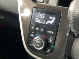 【オートエアコン】一度お好みの温度に設定すれば、車内の温度を検知し風量や温度を自動で調整。暑い…寒い…と何度もスイッチ操作をする必要はありません。快適な車内空間には必須の機能ですね♪