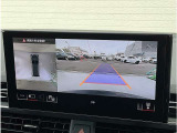■苦手な人が多い駐車場での車庫入れや狭い道でも大丈夫です/クルマの前後左右にカメラを設置してモニターで表示してくれるため、運転席から見えにくい場所を映し出してドライブをサポートします!