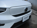 フロントカメラはデザインも重視しVOLVOのロゴマークに内蔵されています