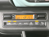 【オートエアコン】一度お好みの温度に設定すれば、車内の温度を検知し風量や温度を自動で調整。暑い…寒い…と何度もスイッチ操作をする必要はありません。快適な車内空間には必須の機能ですね♪