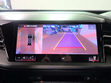 駐車に便利なバックカメラ。上空から見たような映像で、車両周辺を確認できます。