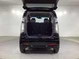 開口部も広く荷物の積み下ろしもしやすいお車となっております。床下にも収納スペースがあります。