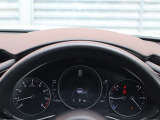 運転視界の遠方上方に虚像を投影することで前を見ながら情報の視認ができます。本当にドライバーが必要な情報を適切に伝え、楽しんで頂くことを考えた新世代装備です。※虚像は2.6m前方に浮かぶイメージです。